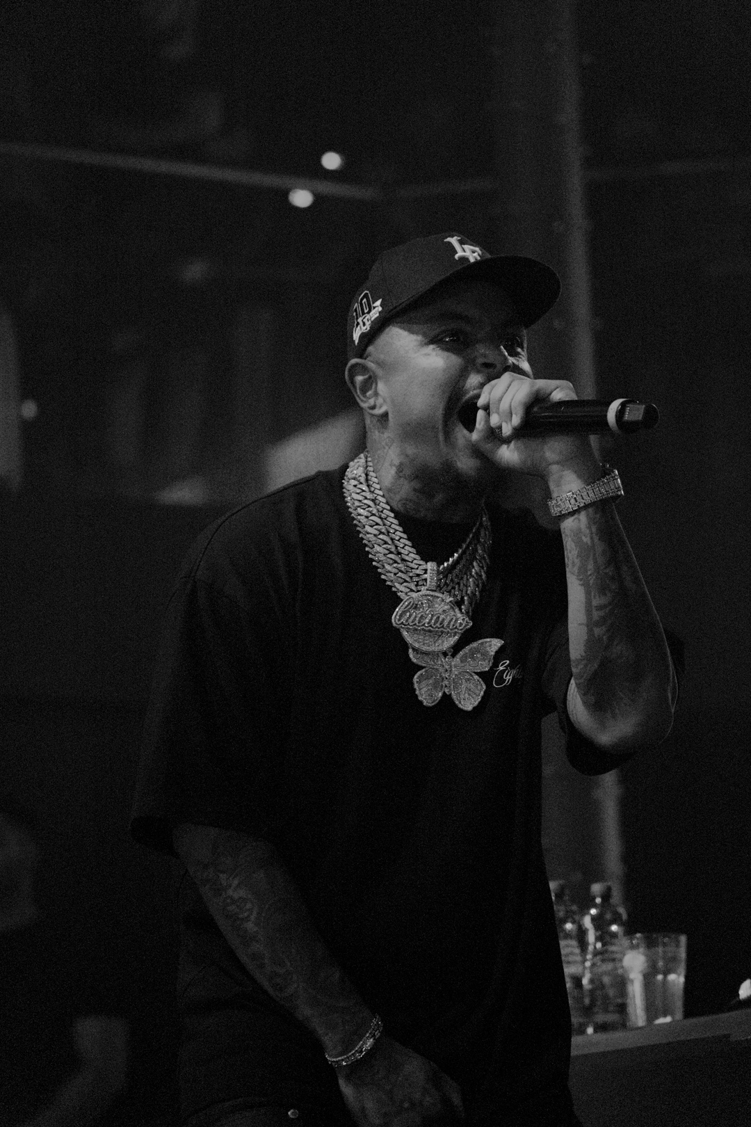 Luciano performing, black and white